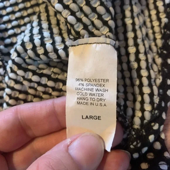 ‼️SOLD‼️Sleeveless Blouse w Raised PolkaDots & Flared Bottom Flattering! - Picture 12 of 13